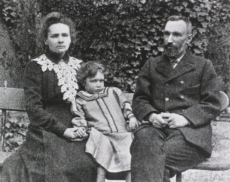 Gia đình Marie Sklodowska - Pierre